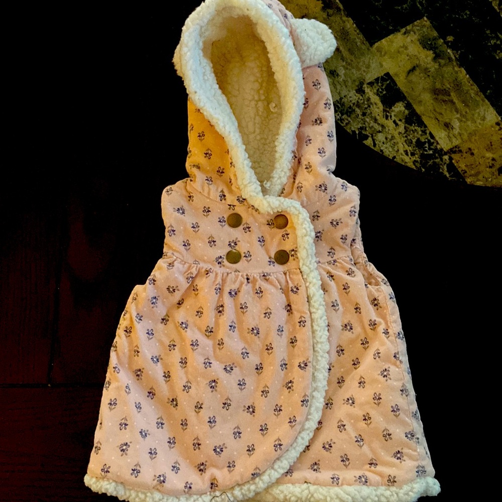 A light pink and grey aspen kids vest with grey matching leggings with bows.